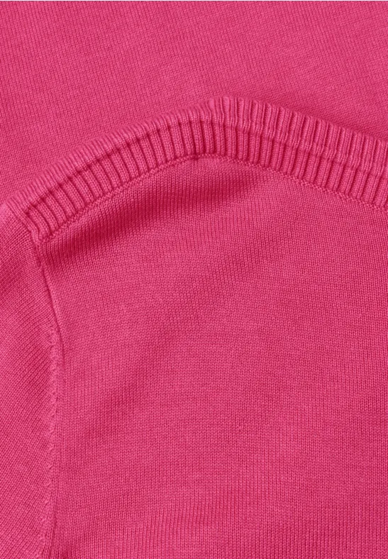 Nahaufnahme eines pinken Sweatshirts mit aufgesetzter Tasche und Rippbündchen.