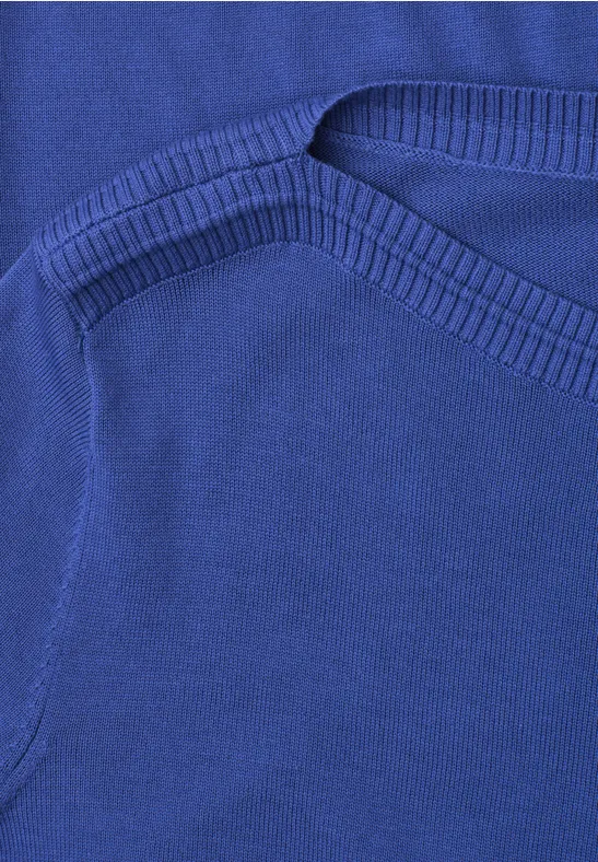 Nahaufnahme eines königsblauen Kleidungsstücks mit Nahtdetail und Eingrifftasche