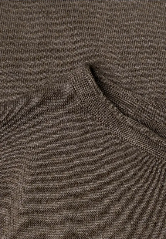 Close-up van een bruine gebreide trui met opgestikte zak.