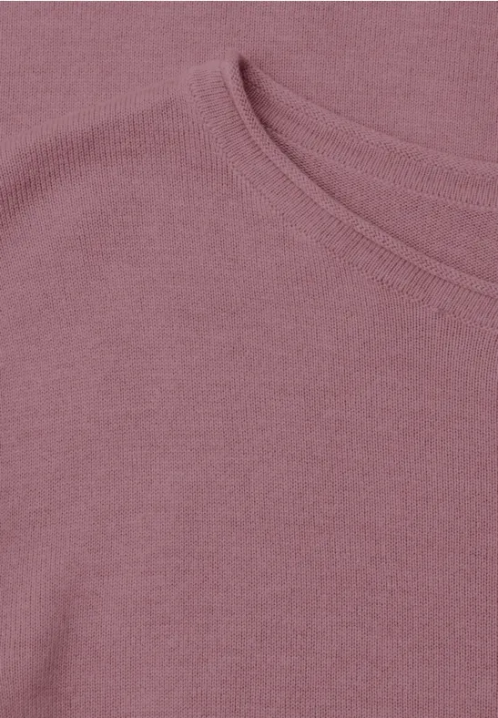 Nahaufnahme eines rosafarbenen Rundhalsshirts aus weichem Feinstrick.