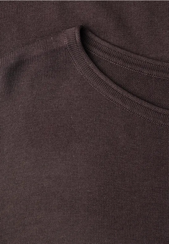 Nahaufnahme eines dunkelbraunen T-Shirt-Ausschnitts.