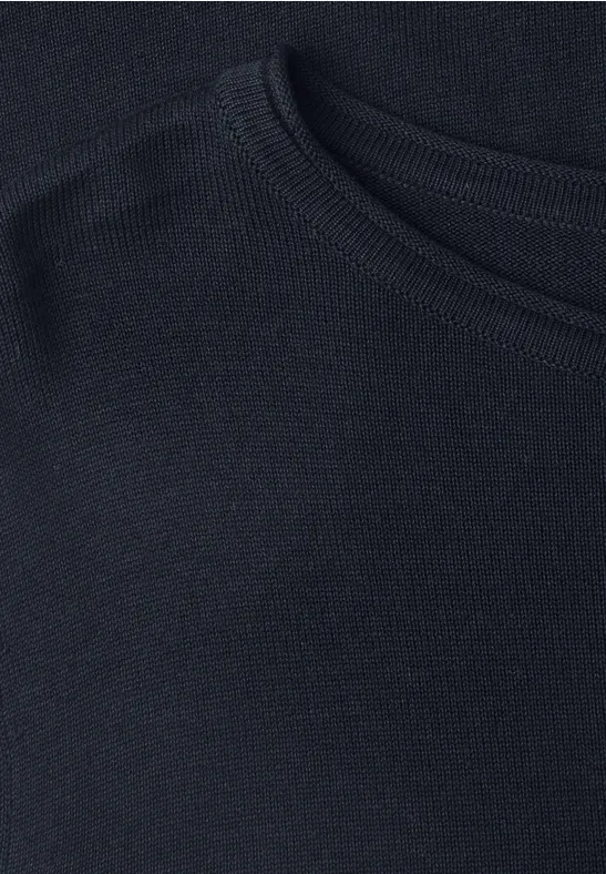 Nahaufnahme eines schwarzen Rundhals-T-Shirts aus Baumwollstoff.