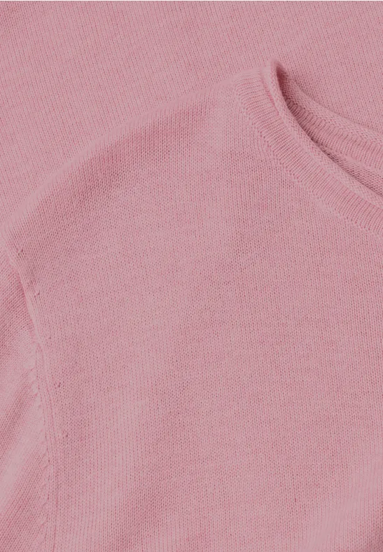 Rosa Strickoberteil mit Rundhalsausschnitt und weicher Textur.