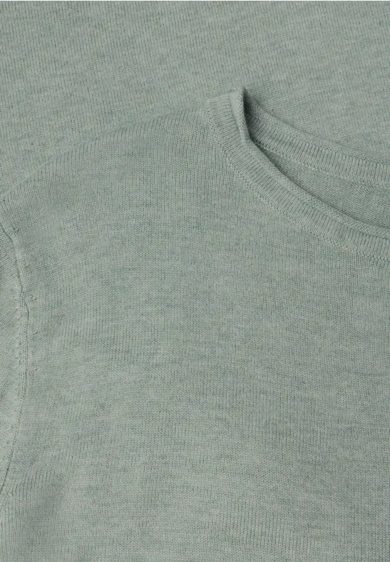 Nahaufnahme eines hellgrünen, melierten Rundhals-T-Shirts oder Sweatshirts.