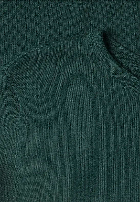 Nahaufnahme eines dunkelgrünen Strickpullovers mit Rundhalsausschnitt.