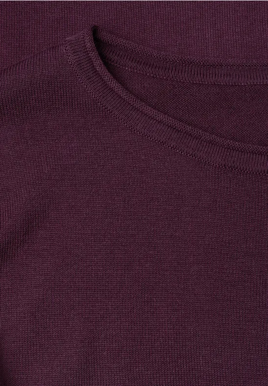 Close-up van een bordeauxrode T-shirt met ronde hals