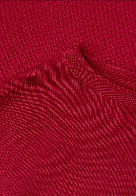 Nahaufnahme eines roten Stoffes mit Rundhalsausschnitt und feiner Strickstruktur