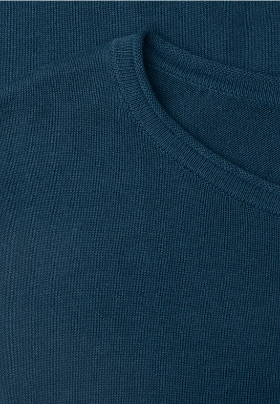 Nahaufnahme eines dunkelblauen T-Shirts mit rundem Ausschnitt und feiner Strickstruktur.
