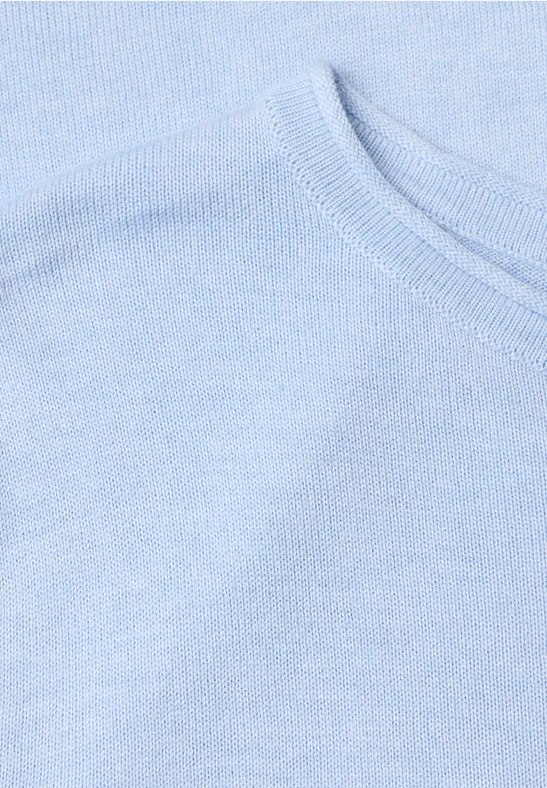 Hellblaues T-Shirt aus weichem Stoff, Nahaufnahme des Rundhalsausschnitts.