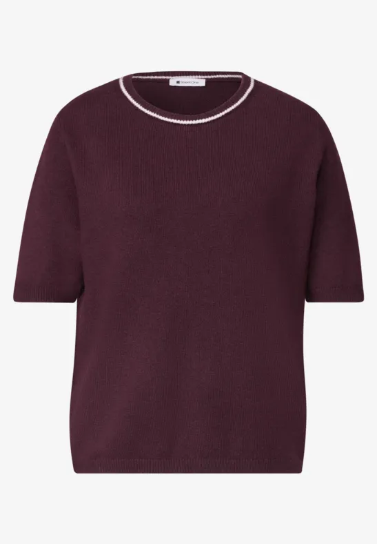 Purpurroter Kurzarm-Pullover mit rundem Ausschnitt.