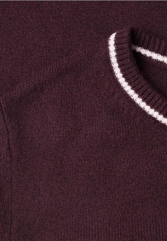 Nahaufnahme eines bordeauxfarbenen Strickpullover-Kragens mit weißem Streifendetail.
