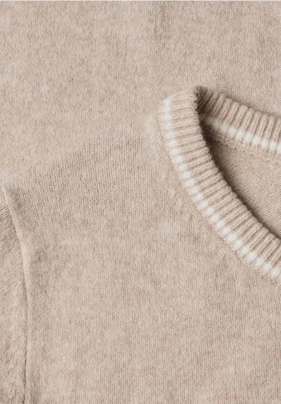 Beżowy sweter z dzianiny z okrągłym prążkowanym kołnierzem, miękka faktura i równomierne oczka.