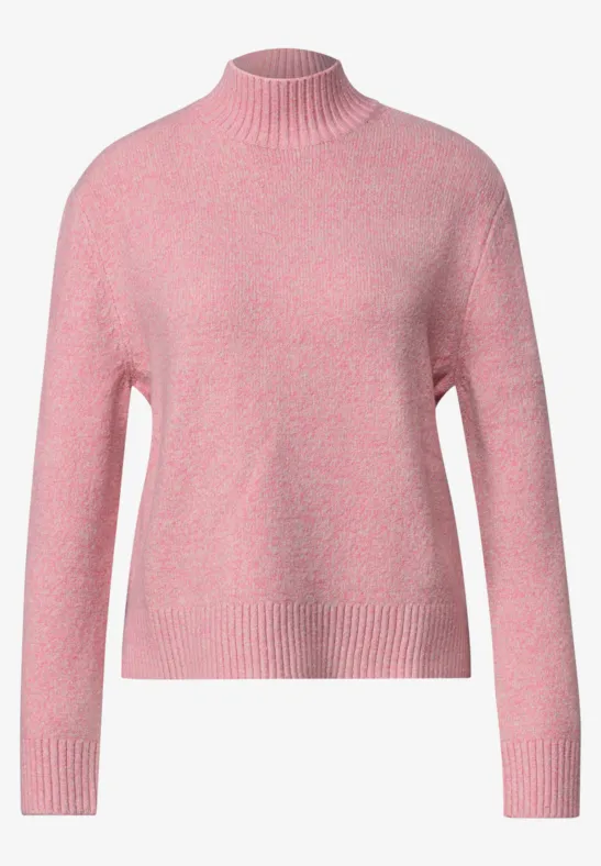 Rosafarbener, weicher Strickpullover mit hohem Rundhalsausschnitt und langen Ärmeln.