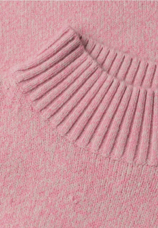 Nahaufnahme eines rosa Strickpullovers mit geripptem Kragen.