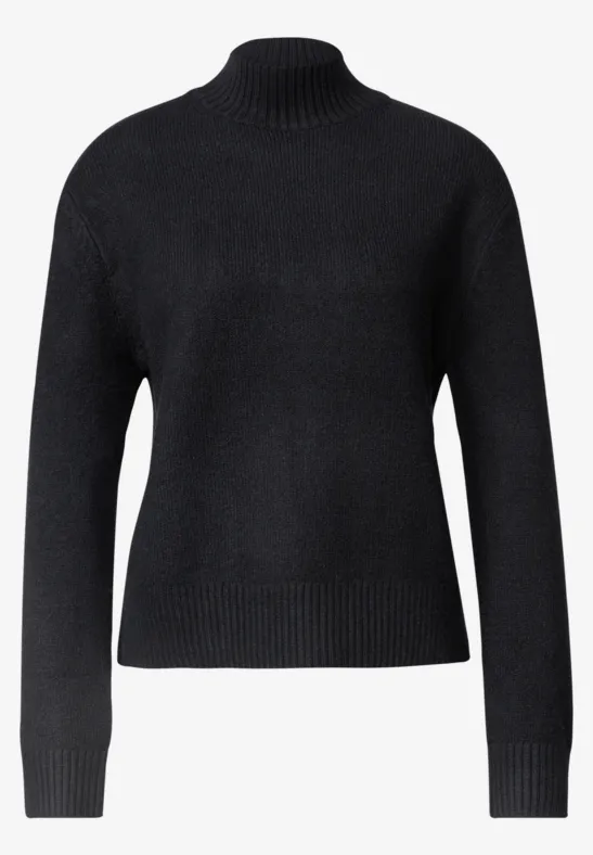 Schwarzer Rollkragenpullover aus Strick mit langen Ärmeln vor weißem Hintergrund.
