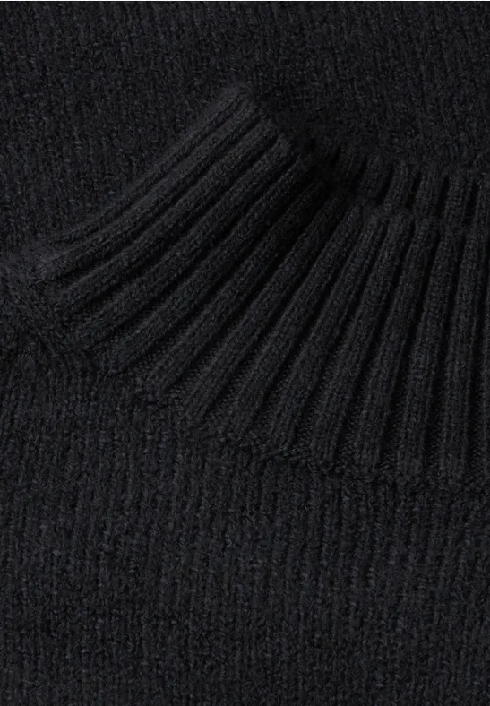 Schwarzer Strickpullover mit geripptem Rollkragen in Nahaufnahme.