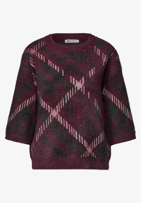 Weinroter Pullover mit geometrischem Muster in Rosa und Schwarz, 3/4-Ärmel und Rundhalsausschnitt.