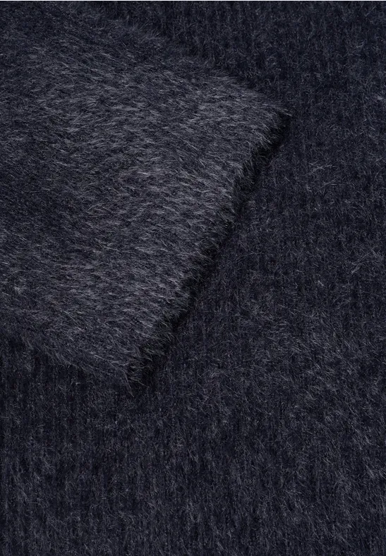 Close-up van een donkergrijze, pluizige stof met een zachte, dichte textuur.
