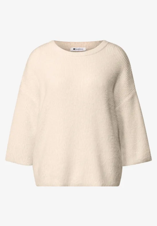Beiger, flauschiger, weit geschnittener Strickpullover mit U-Boot-Ausschnitt und dreiviertellangen Ärmeln.
