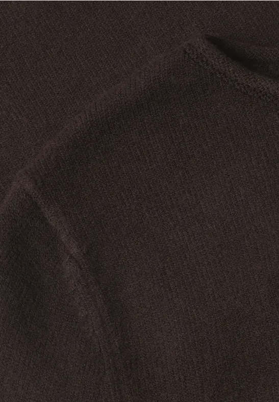 Close-up van een donkerbruine gebreide stof met zichtbare naad.