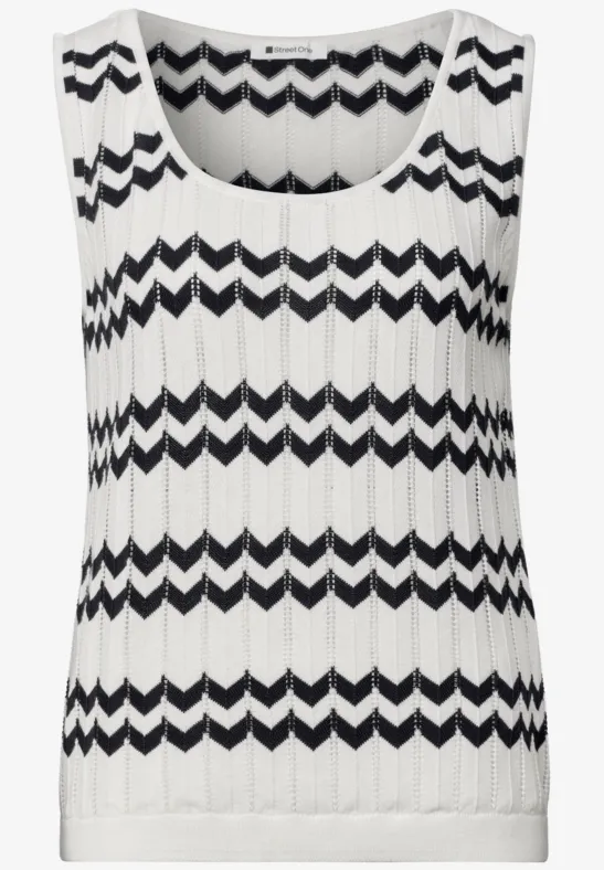Ärmelloses Stricktop in Weiß mit schwarzen Zickzack-Streifen, gerippt und locker geschnitten.