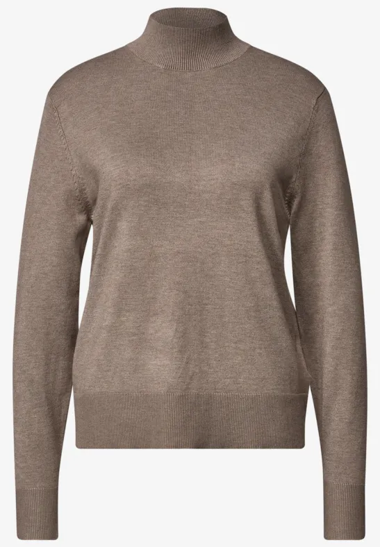 Beigefarbener Rollkragenpullover mit langen Ärmeln und feinen Rippbündchen.