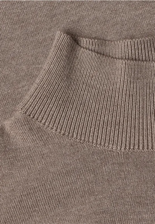 Nahaufnahme eines braunen Strickpullovers mit breitem Rippstrick-Kragen.