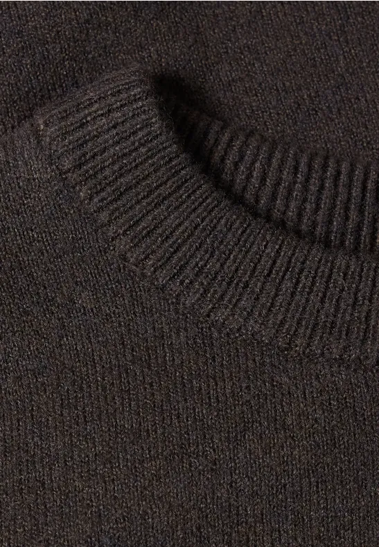 Nahaufnahme eines braunen Strickpullovers mit Rundhalsausschnitt und feinem Maschenbild.