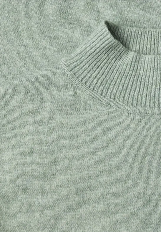 Hellgrüner, fein gestrickter Pullover mit Rundhals und Rippenstrickkragen.