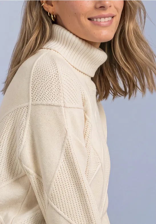 Frau mit halb sichtbarem Gesicht trägt cremefarbenen Strick-Rollkragenpullover.
