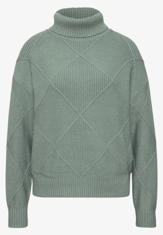 Grauer Strickpullover mit hohem Rollkragen und Rautenmuster.