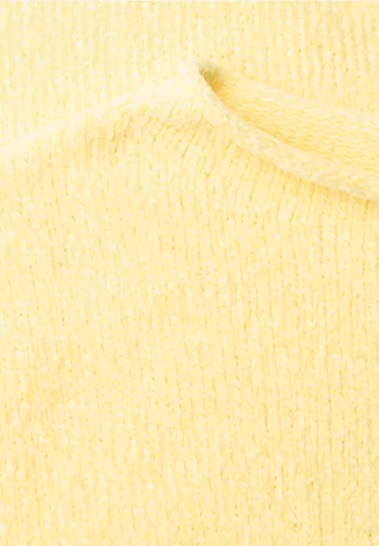 Gros plan d’un pull en maille jaune clair, doux
