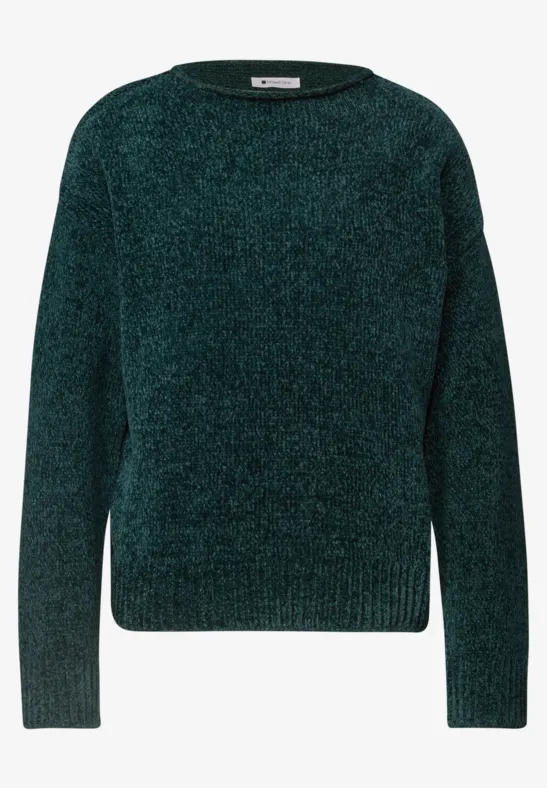 Pull tricoté vert foncé à manches longues et col rond.