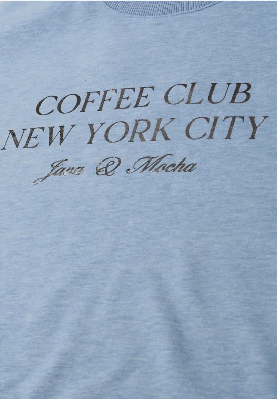 Jasnoniebieska koszulka z czarnym nadrukiem 'COFFEE CLUB NEW YORK CITY Java & Mocha'.