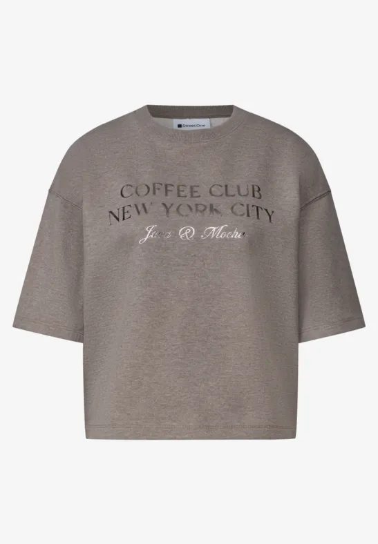 Gekürztes taupefarbenes T-Shirt mit „COFFEE CLUB NEW YORK CITY – It's a Vibe“-Aufdruck.