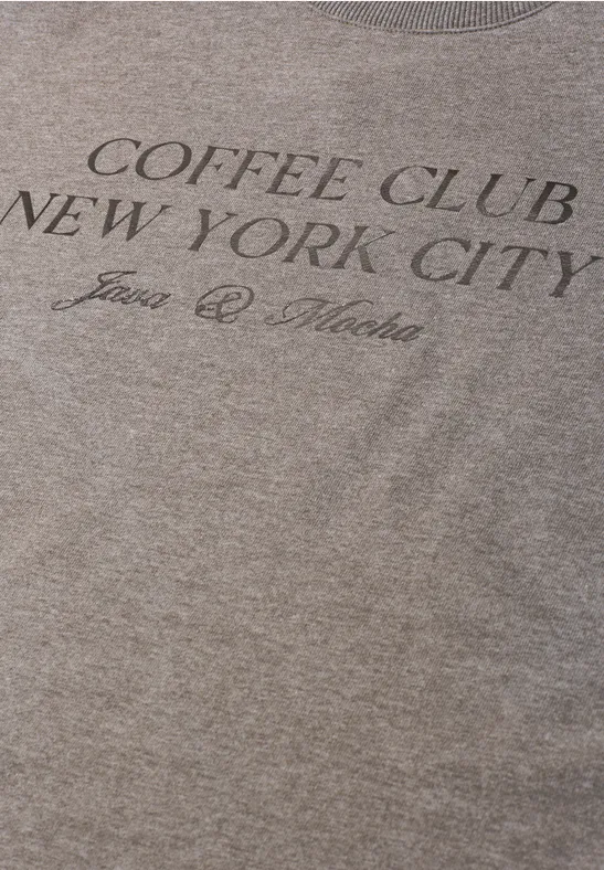 Graues T-Shirt mit Aufdruck 'COFFEE CLUB NEW YORK CITY' und kleiner Schrift darunter.