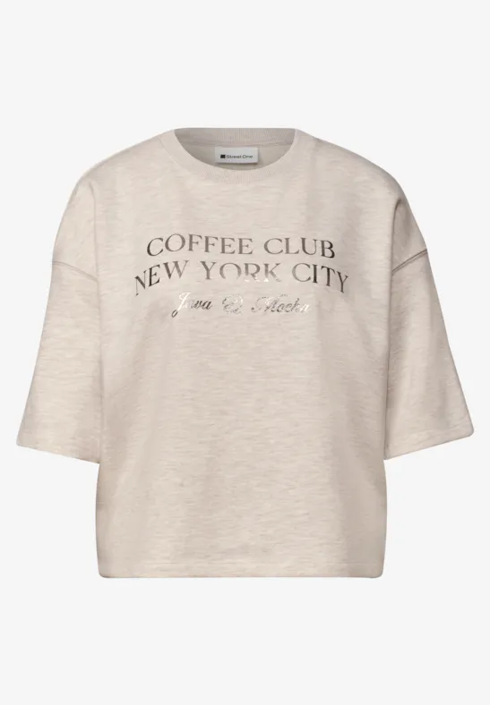 Beiges, lässiges T-Shirt mit kurzem Schnitt und Aufdruck 'COFFEE CLUB NEW YORK CITY'.