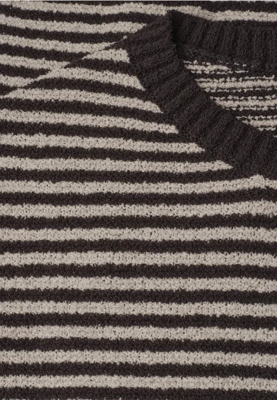 Nahaufnahme eines schwarz-grauen, gestreiften Strickpullovers mit Rundhalsausschnitt.