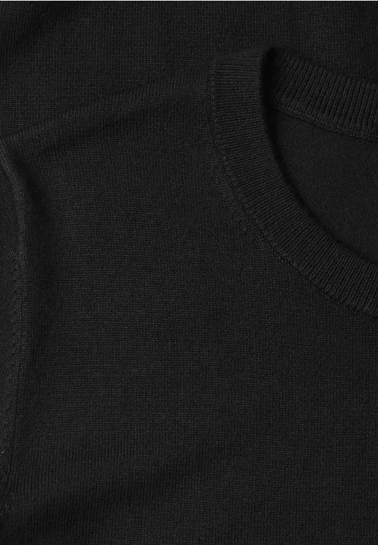 Nahaufnahme eines schwarzen T-Shirts.