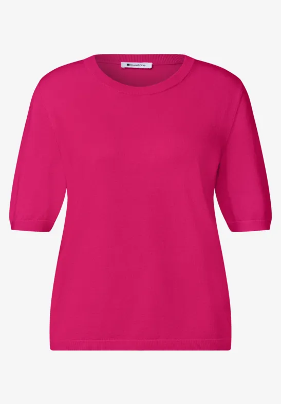 Rosa Shirt mit halben Ärmeln und rundem Ausschnitt.
