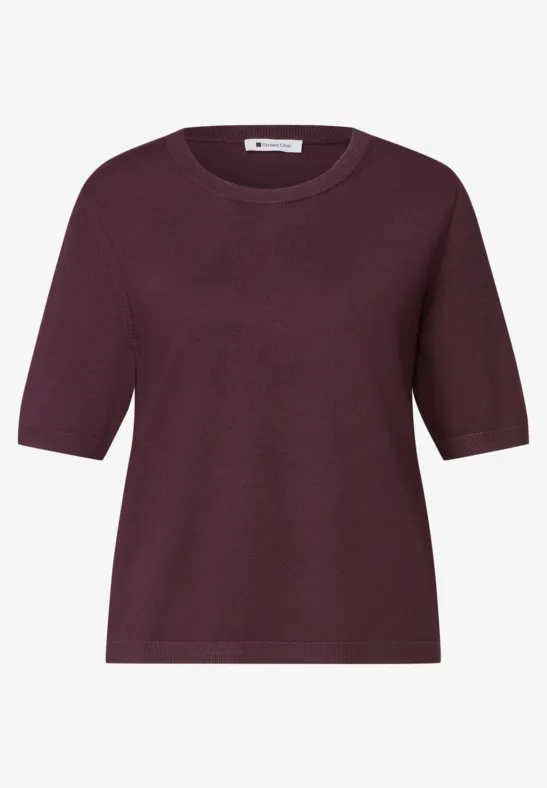 T-shirt uni coloris bordeaux foncé, manches mi-longues, coupe droite.