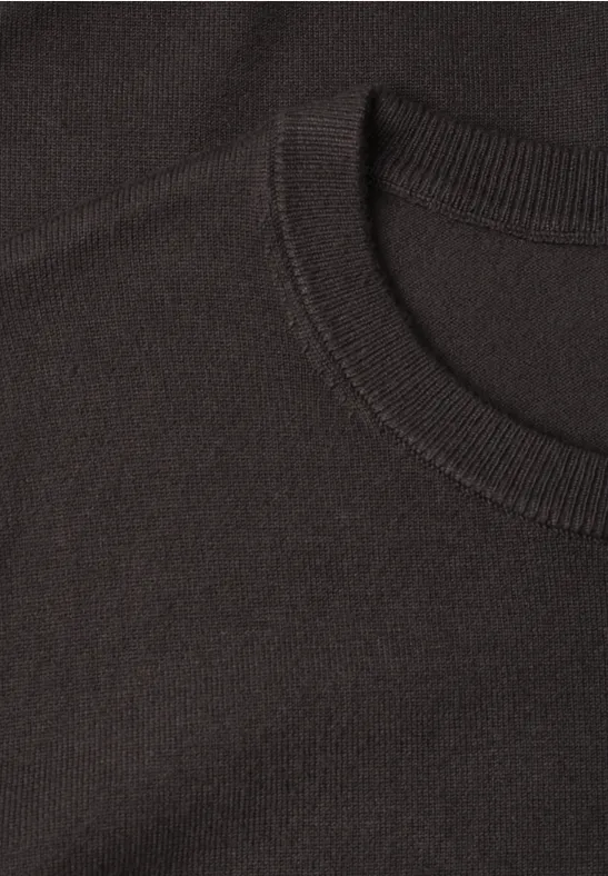 Schwarzer Pullover mit Rundhalsausschnitt aus feinem Material