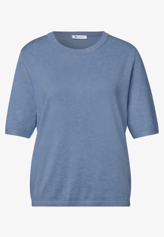 Een lichtblauw T-shirt met korte mouwen en ronde hals.