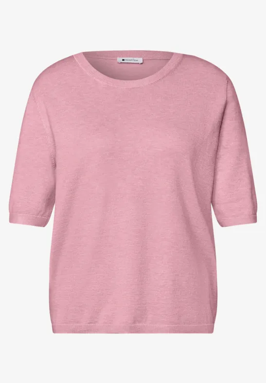 Een lichtroze shirt met driekwart mouwen en een ronde hals.