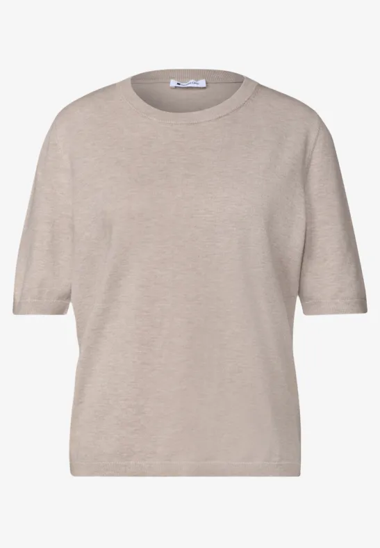 Ein schlichtes beige Kurzarm-Pullover-Shirt mit Rundhalsausschnitt und lockerem Schnitt.