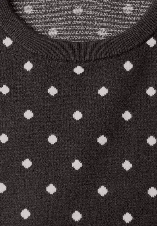Schwarzes Strickshirt mit rundem Ausschnitt und gleichmäßig verteiltem weißem Rautenmuster.