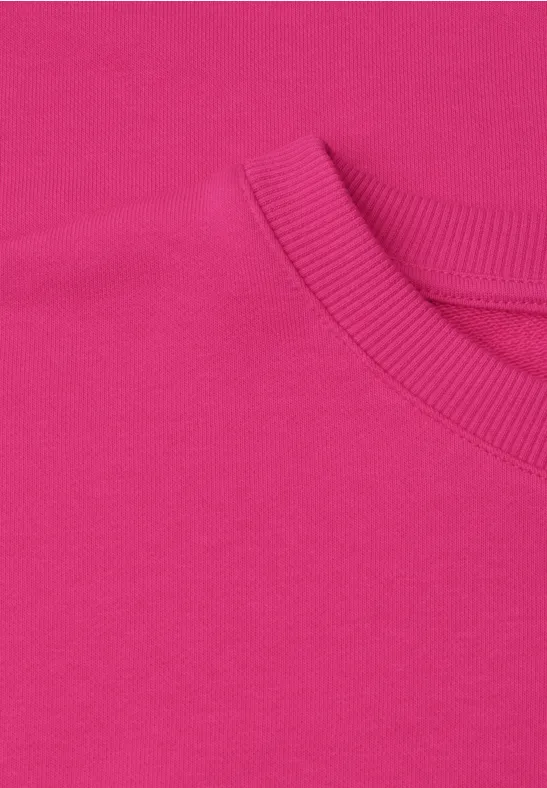 Zbliżenie różowego t-shirtu z okrągłym dekoltem.