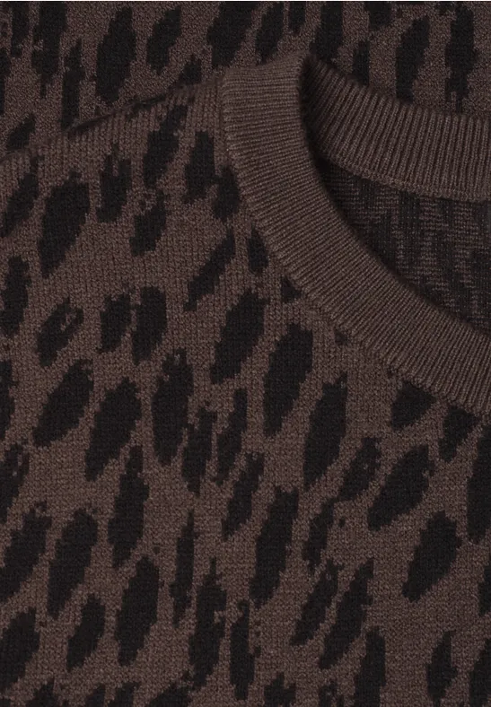 Braunes Strickshirt mit schwarzem Leopardenmuster, Detail des Rundhalsausschnitts.