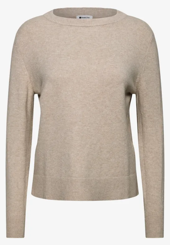 Beige trui met ronde hals en lange mouwen.