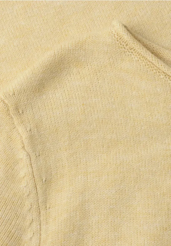 Hellgelber Strickstoff mit feiner Maschenstruktur